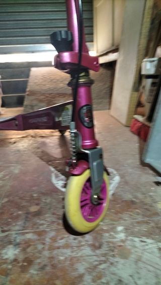 Mueve culos patín tres ruedas marca Razor