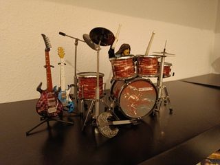 Batería Scorpions y figura Guitar Hero
