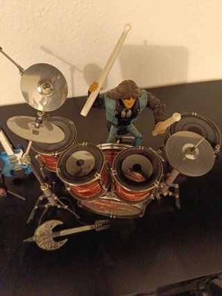 Batería Scorpions y figura Guitar Hero