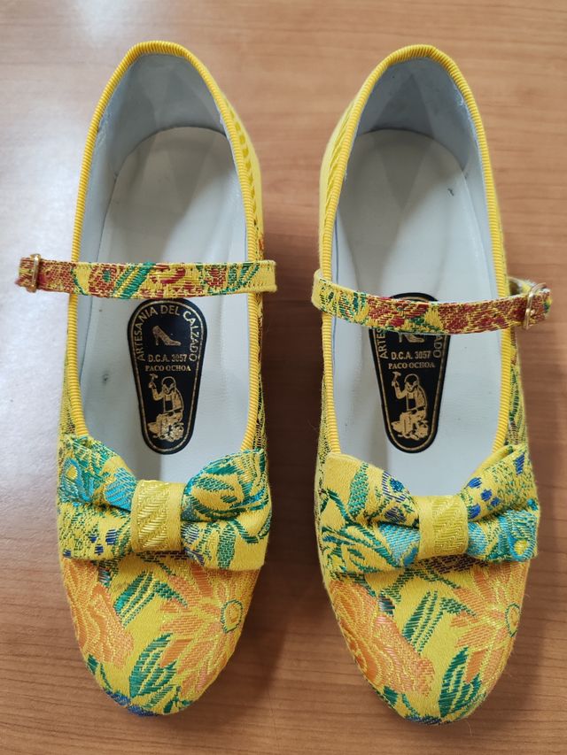 Zapatos fallera amarillos