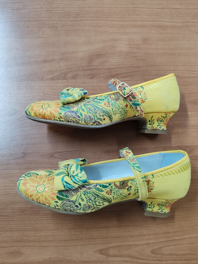 Zapatos fallera amarillos