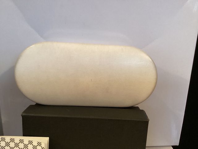 Funda de gafas Furla. Blanca