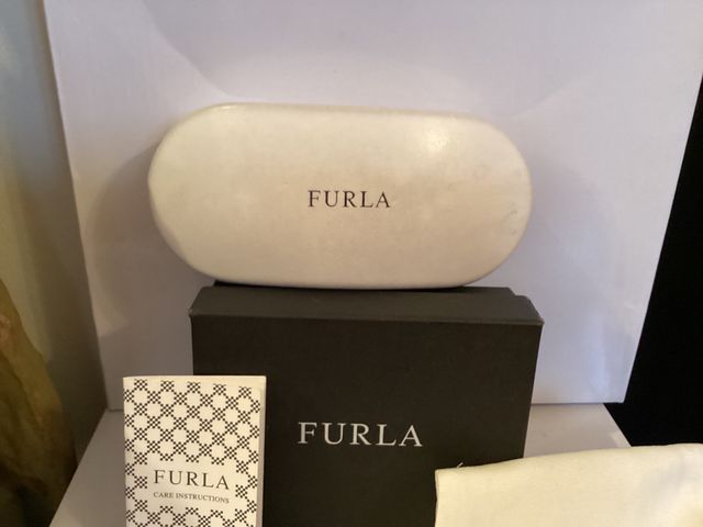 Funda de gafas Furla. Blanca