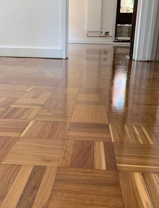 LIJAR PARQUET, BARNIZAR , INSTALAR Y PINTAR