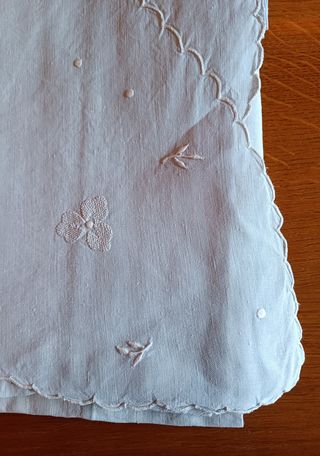 Sabana suelta antigua de Hilo bordada a mano