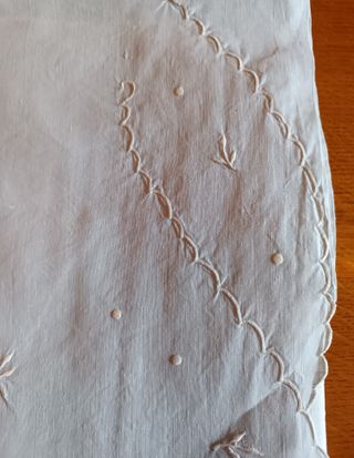 Sabana suelta antigua de Hilo bordada a mano