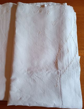 Sabana suelta antigua de Hilo bordada a mano