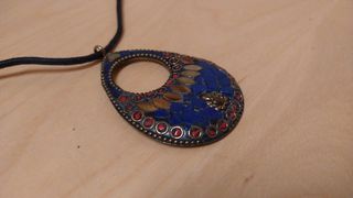 Gargantilla con lágrima de latón