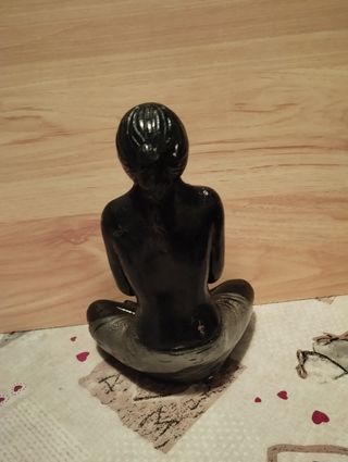 Figura mujer con recipiente