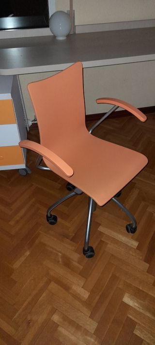 Silla escritorio naranja, de madera.