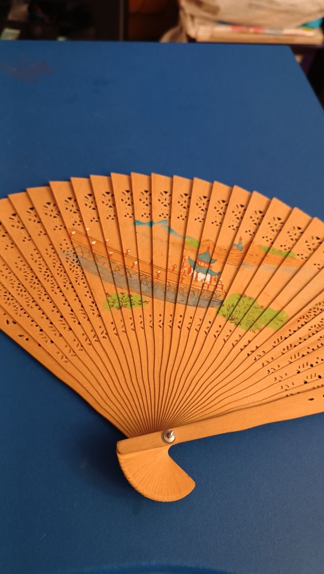 Abanico de madera chino