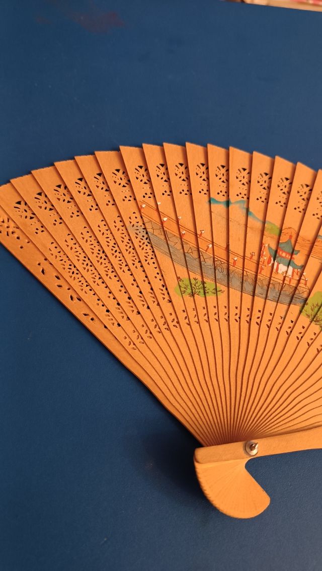 Abanico de madera chino