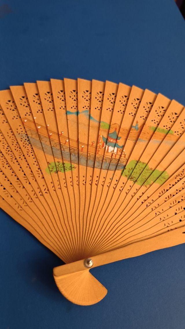 Abanico de madera chino