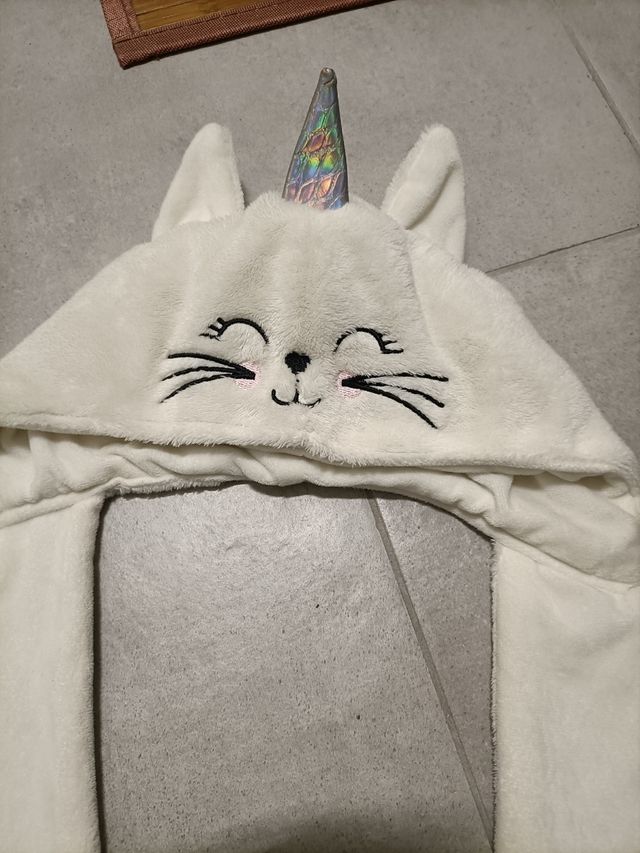 Cappellino con sciarpa gatti corno