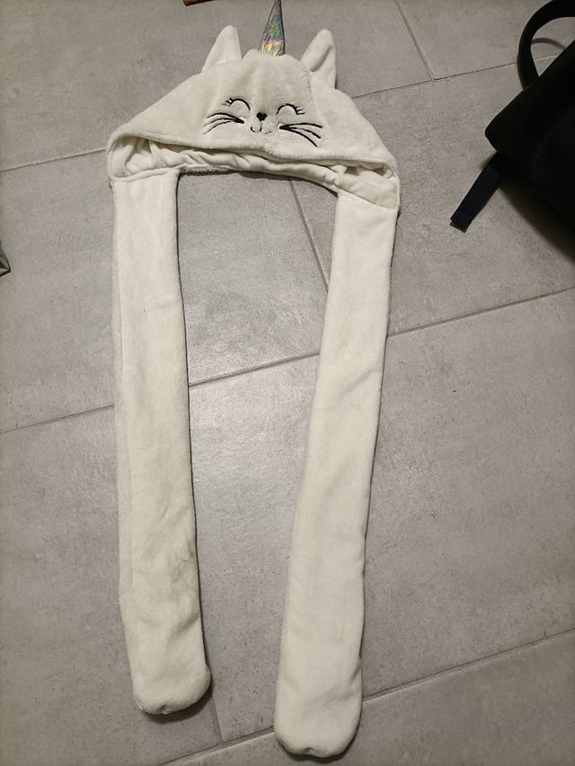 Cappellino con sciarpa gatti corno