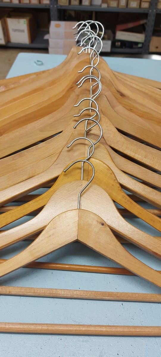 Perchas de madera barnizadas