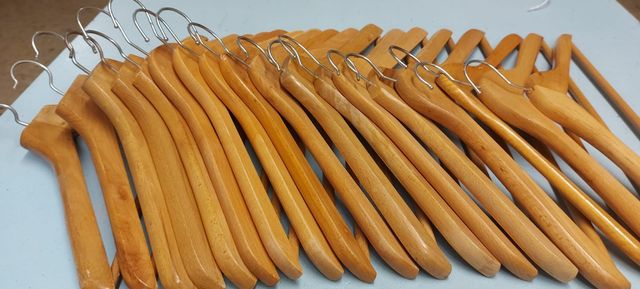 Perchas de madera barnizadas