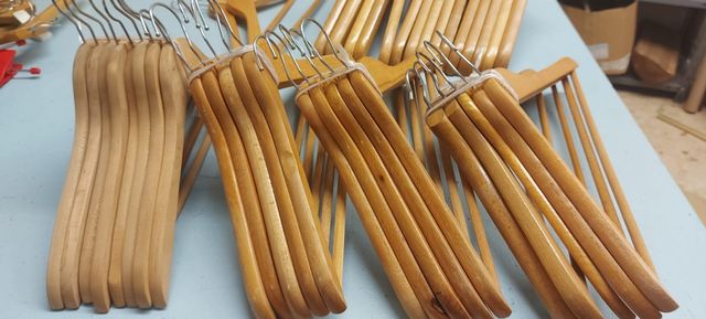 Perchas de madera barnizadas