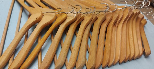 Perchas de madera barnizadas