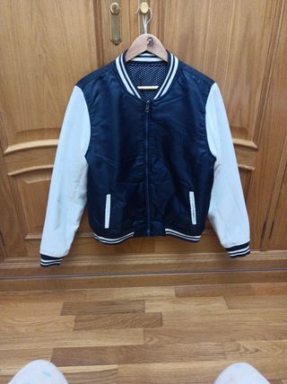 Cazadora de mujer acolchada y reversible.