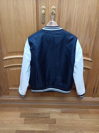 Cazadora de mujer acolchada y reversible.