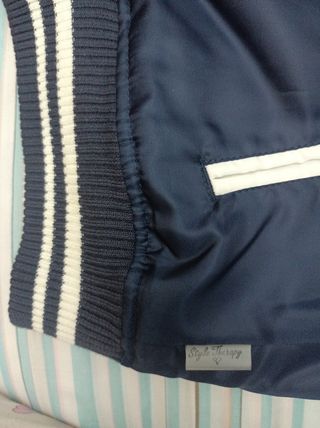 Cazadora de mujer acolchada y reversible.