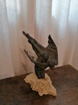 Escultura de Josep Bofill "el vuelo"