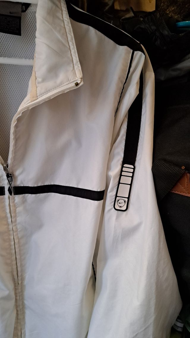 Chamarreta deportiva en blanca nike