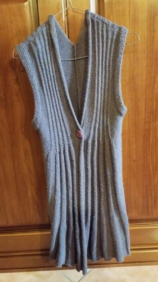Cardigan smanicato in lana