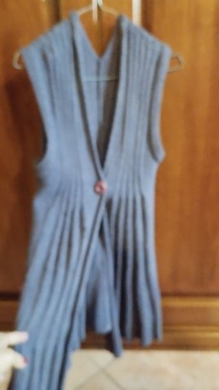 Cardigan smanicato in lana