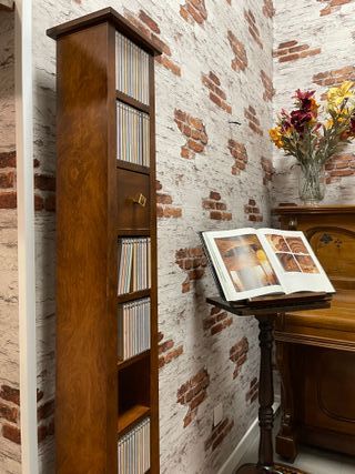 Columna para CD en madera matizada