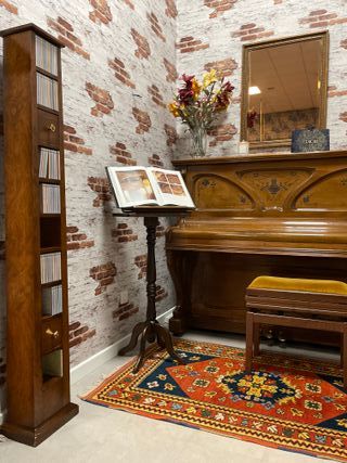 Columna para CD en madera matizada