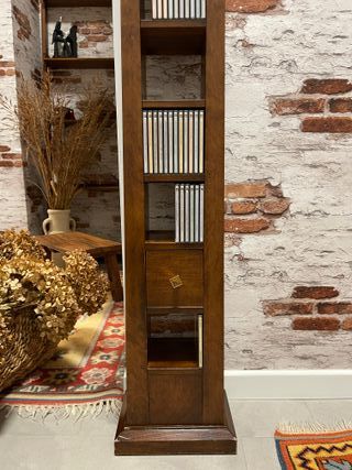 Columna para CD en madera matizada