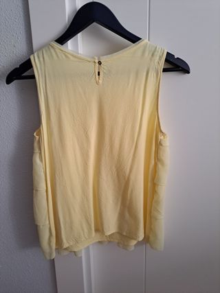 Blusa amarilla con volantes