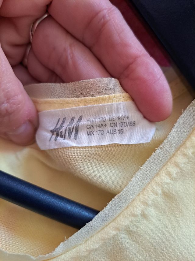 Blusa amarilla con volantes