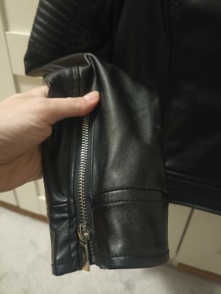 CAZADORA CUERO NEGRA TALLA 38