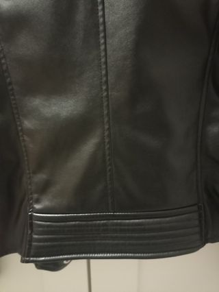 CAZADORA CUERO NEGRA TALLA 38