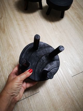 Tres banquetas para plantas, cestos, jarrones..