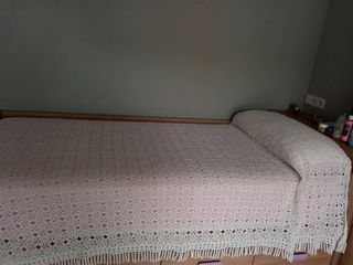 Colcha blanca de ganchillo