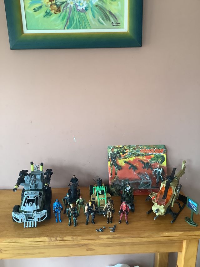 lote de vehiculos y soldados de guerra