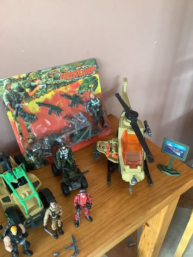 lote de vehiculos y soldados de guerra