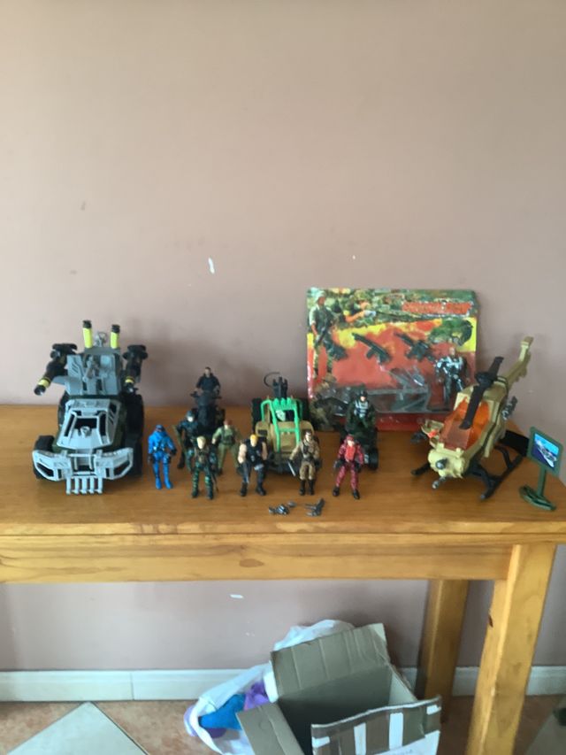 lote de vehiculos y soldados de guerra