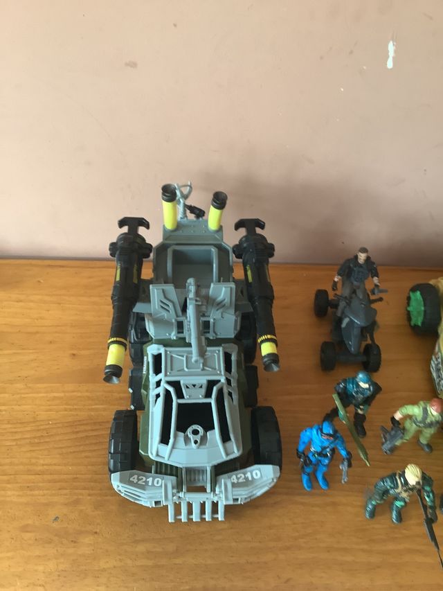 lote de vehiculos y soldados de guerra