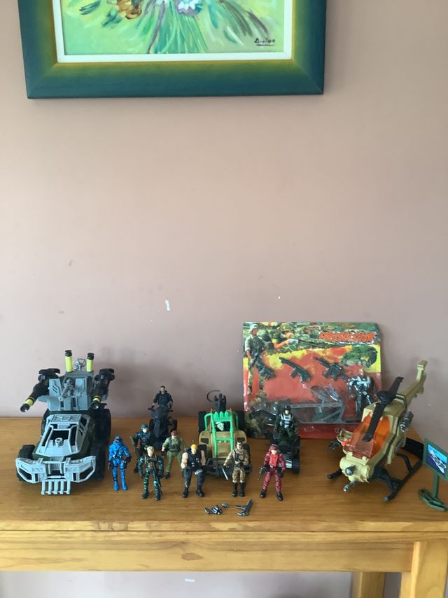 lote de vehiculos y soldados de guerra