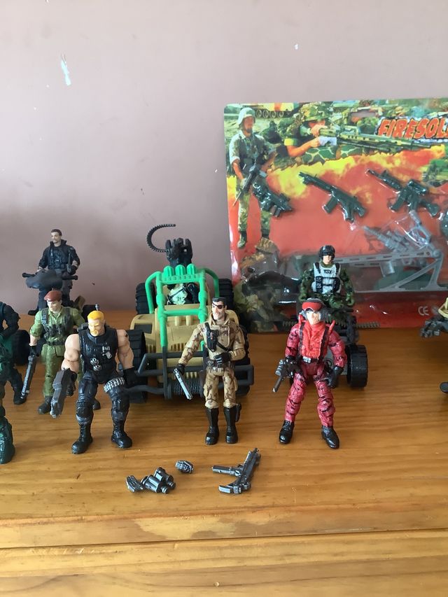 lote de vehiculos y soldados de guerra