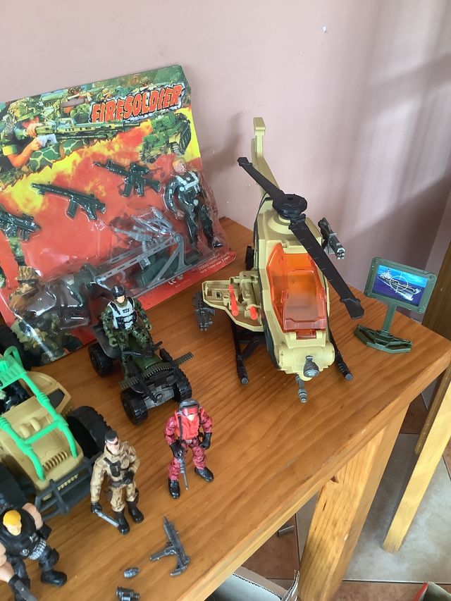 lote de vehiculos y soldados de guerra