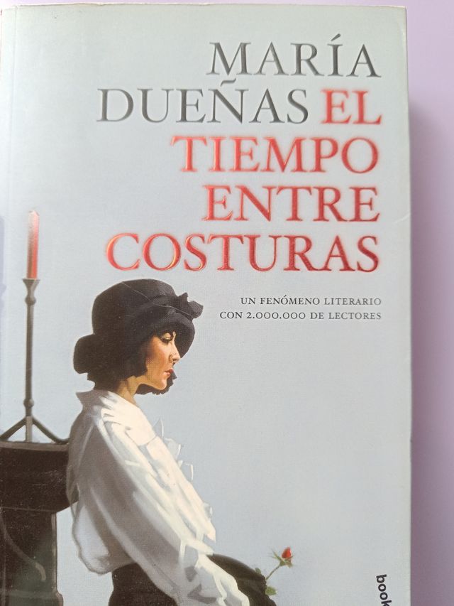 El tiempo entre costuras