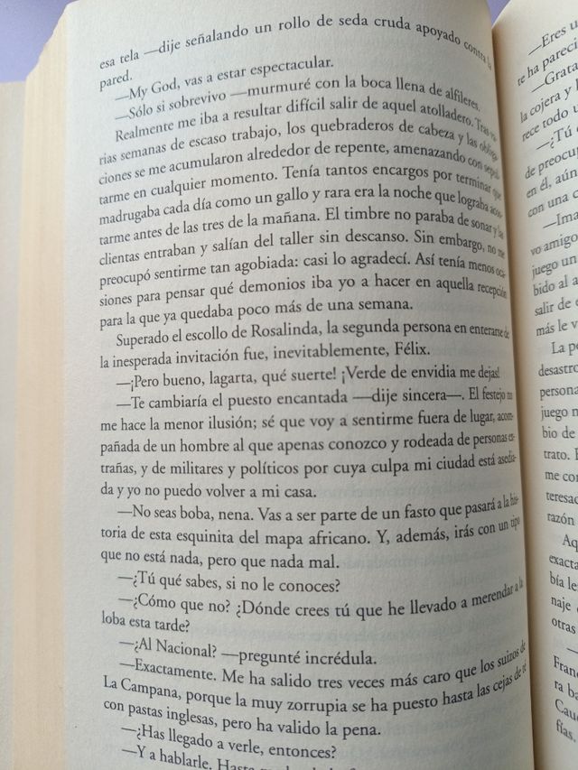 El tiempo entre costuras