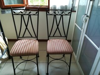 Tavolo in ferro con vetro e 6 sedie.