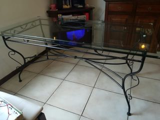 Tavolo in ferro con vetro e 6 sedie.